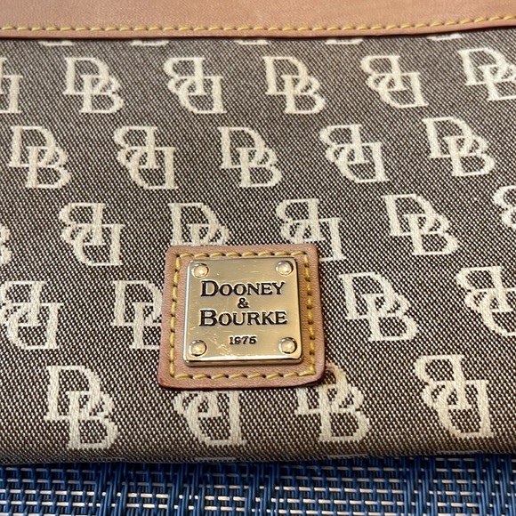 Brand new without tags dooney and Burke wristlet - Picture 2 of 3
